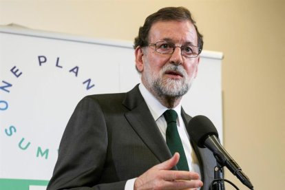 El presidente del Gobierno español, Mariano Rajoy, en declaraciones a los periodistas tras participar en la cumbre sobre el cambio climático organizada en París-EFE