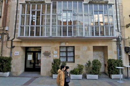 Edificio de los servicios sociales, en la plaza Mayor-Mario Tejedor