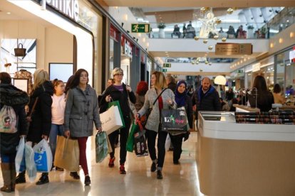 Gente comprando hoy en Puerto Venecia-NURIA SOLER