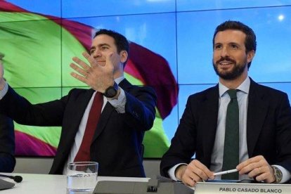 Pablo Casado (derecha) y Teodoro García Egea, en la junta directiva nacional, este lunes.-EFE / VÍCTOR LERENA