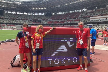 Marta Pérez y su entrenador Antonio Serrano en los pasados Juegos de Tokio. RFEA