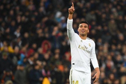 El madridista Casemiro celebra uno de sus dos goles ante el Sevilla.-AFP