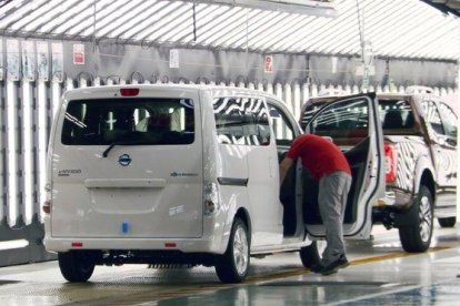 La furgoneta eNV200 y los pick-up, unicos modelos de la marca en Zona Franca.-NISSAN