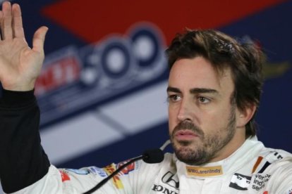 Después de deslumbrar en las 500 Millas de Indianápolis (en la foto), Ferando Alonso quiere triunfar en las 24 Horas de Le Mans.-AP / MICHAEL CONROY