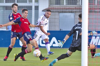 Carrillo lanza a portería durante el partido del pasado jueves en Tajonar frente a Osasuna Promesas. HDS