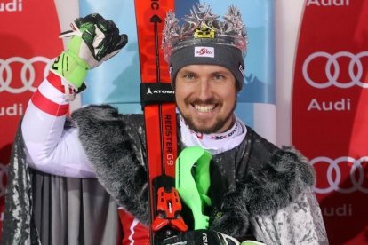 Marcel Hirscher, contento en el podio de Zagreb.-/ AFP