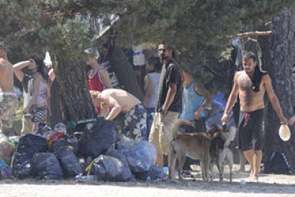 Un grupo de jóvenes ayer en el pantano. / V.G.-