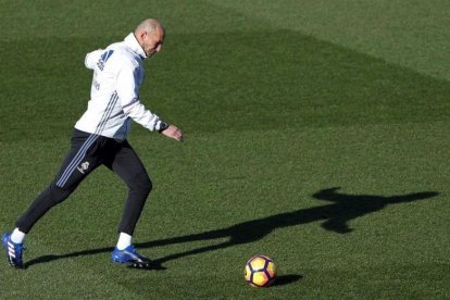 Zinedine Zidane, durante el entrenamiento de este sábado en la ciudad deportiva de Valdebebas.-EFE / J. J. GUILLÉN