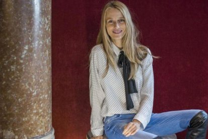 Vanesa Lorenzo posa en la Casa Fuster, en  Barcelona.-FERRAN SENDRA