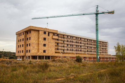 El edificio paralizado por la construcción de una quinta planta no recogida en el proyecto. MARIO TEJEDOR