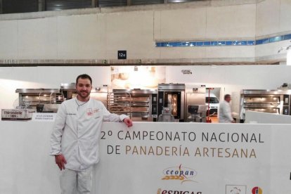 El joven Juan Antonio Pérez ‘Toñín’ representa la cuarta generación de panaderos de su familia en la localidad abulense de Las Navas del Marqués (5.500 habitantes), donde regenta tres establecimientos junto a su padre, Antoliano-- LP
