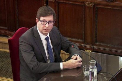 Carles Mundó responde a las preguntas de la fiscalía, este miércoles en el Tribunal Supremo.-EL PERIÓDICO