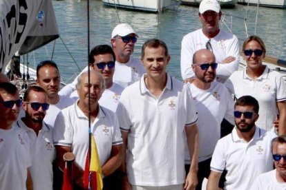 Felipe se sube al 'Aifos' pero no sale a navegar.-GTRES