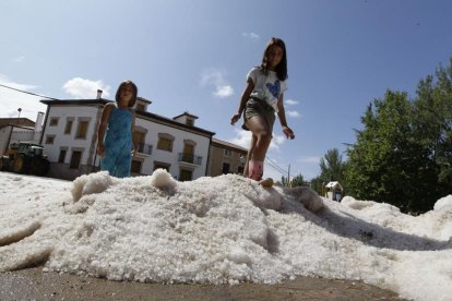 El granizo seguía tapizando la plaza ayer para deleite de los más pequeños.-LUIS ÁNGEL TEJEDOR