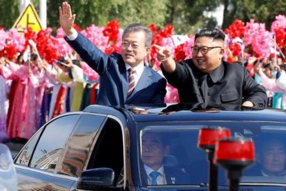 Moon Jae-in y Kim Jong-un saludan a los ciudadanos norcoreanos que les han aclamado por las calles de Pyongyang.-REUTERS