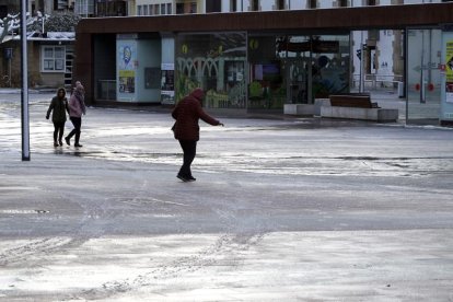 El hielo en Mariano Granados complicó la estabilidad de los peatones.-LUIS ÁNGEL TEJEDOR