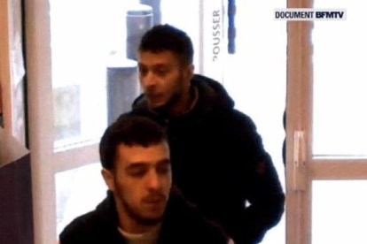 Abdeslam, en segundo plano, en la cafetería de la gasolinera.-BFMTV