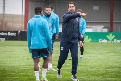 Iñaki Bea da instrucciones a sus jugadores durante un entrenamiento en la ciudad deportiva. GONZALO MONTESEGURO