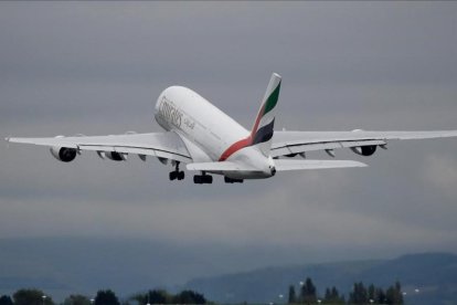 Avión de Emirates despegando en Manchester-PHIL NOBLE (REUTERS)