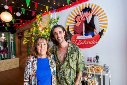 Los jurados de la cuadrilla de El Salvador, Isidora Blázquez y Alberto Molinero, presentan el local de cuadrilla desde el que ejercerán la 'máxima responsabilidad' de las fiestas de San Juan de Soria.