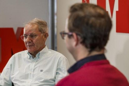 José Ángel de la Casa y su hijo Javier, en un momento de la charla.-MARCA