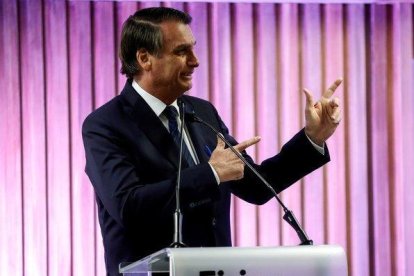 El presidente de Brasil, Jair Bolsonaro, habla sobre armas en un evento público.-EFE