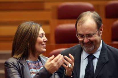 La consejera de Agricultura y Ganadería, Milagros Marcos, junto al consejero de Educación, Fernando Rey, en el Pleno de las Cortes-ICAL