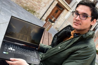 Gabriel García ha hecho una réplica de la Catedral de Burgos.-ICAL