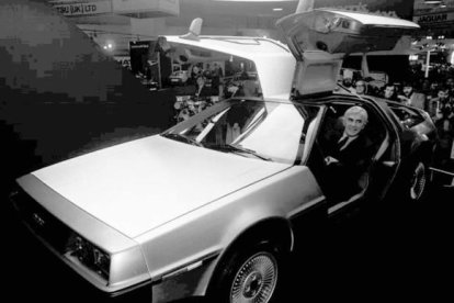 El fabricante de automóviles estadounidense Maverick John Delorean, al volante del DeLorean, en 1982.-AP