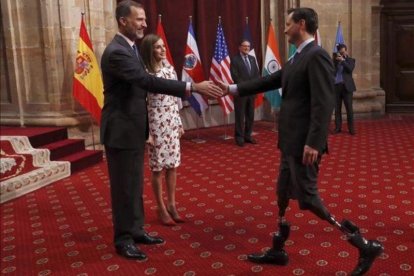 Los Reyes saludan al ingeniero Hugh Herr.-EFE / BALLESTEROS