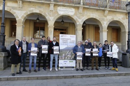 Los protagonistas de la presentación del Campeonato de España de Campo a través de Clubes, ayer, en el Ayuntamiento de Soria. Luis Ángel Tejedor.