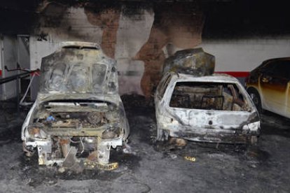 Coches calcinados por el fuego en el garaje de la calle León. / ÁLVARO MARTÍNEZ-