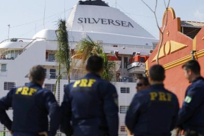 El yate de la compañía Silversea en que se alojan los jugadores de la NBA, protegidos por la policía de Río.-REUTERS / IVAN ALVARADO