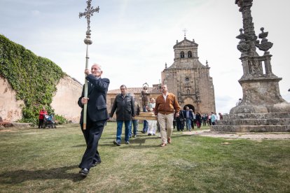 La procesión con la imagen de San Isidro por el paraje del Mirón. GONZALO MONTESEGURO