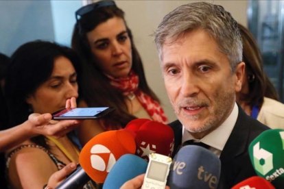 El ministro del Interior ha elogiado el trabajo en materia de seguridad que realizan y valorará también darles acceso a las bases de datos europeas-FERNANDO ALVARADO (EFE)