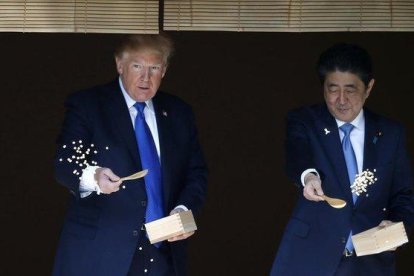 Donald Trump y Shinzo Abe, durante la visita que realizó el estadounidense a Japón en noviembre del 2017.-TORU HANAI (AP)