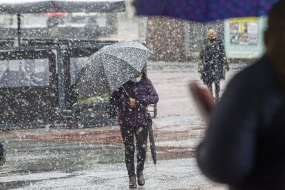 La nieve trajo un día complicado en las carreteras y divertido en la calle (8)