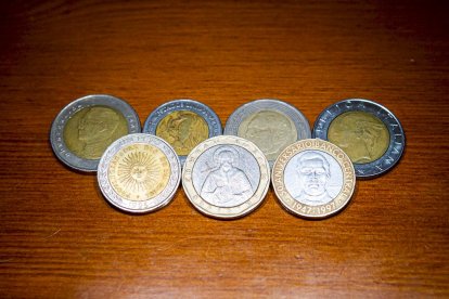 Las monedas</strong> de <strong>1 euro</strong> y <strong>2 euros</strong> son de uso más que cotidiano. Sin embargo, su parecido con <strong>monedas de otros países</strong> hace que en ocasiones se 'cuelen' numismas de inferior valor, al menos al cambio. La 'pérdida' no es mucha y en ocasiones hay algunas muy curiosas más allá de la archiconocida<strong> lira turca</strong>. Realmente no son <strong>'euros falsos'</strong> y hay casos en los que con una diferencia de menos de 50 céntimos por moneda confundida, recibir una de estas <strong>monedas de cambio</strong> parece más un error que un <strong>intento de estafa</strong>. Estos son algunos de los ejemplos que hemos recopilado sin salir de <strong>Soria</strong>, en <strong>fotos</strong>.