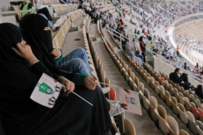 Aficionadas animan al Al-Ahli y al Al-Batin en el estadio de Yeda, a principios del 2018.-REUTERS / REEM BAESHEN