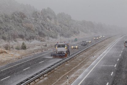 La nieve trajo un día complicado en las carreteras y divertido en la calle (4)