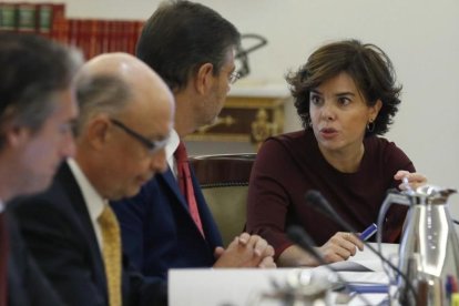 Soraya Sánez de Santamaría conversa con Rafael Catalá, junto al ministro Cristóbal Montoro e Íñigo de la Serna, este sábado, al inicio del Consejo de Ministros extraordinaro.-EFE / JUAN CARLOS HIDALGO