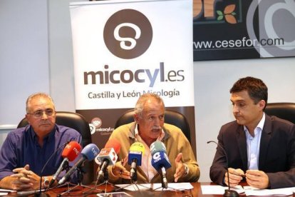 (De I a D) El presidente del Area Regulada de Montes de Soria, Fidel Soria; el diputado provincial, José Antonio de Miguel y el coordinador científico de Micocyl, Fernando Martínez dan cuenta del inicio de la campaña micológica de otoño.-Concha Ortega / ICAL