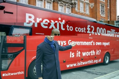 Chuka Umunna, diputado laborista, junto al autobús fletado por la nueva campaña contra el brexit, en Londres, el 21 de febrero.-/ AFP / TOLGA AKMEN