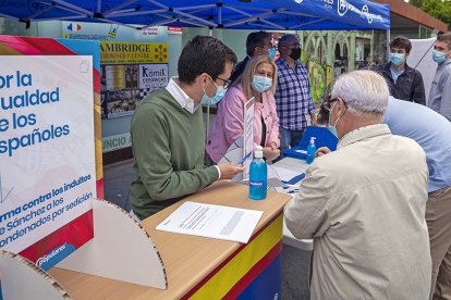 Yolanda de Gregorio en la mesa de firmas frente a los indultos. MARIO TEJEDOR