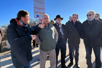 Gonzalo Santonja en la visita al yacimiento soriano de Tiermes. HDS