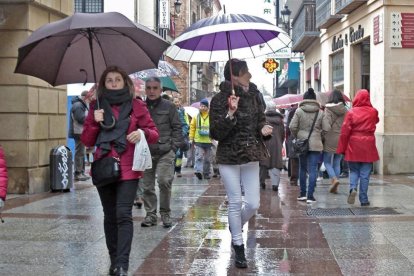 Viandantes en la calle El Collado.