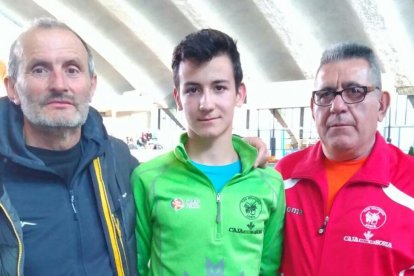 Hugo de Miguel, brillante campeón de España, junto a sus entrenadores.-