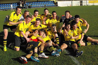 Los jugadores del Arcóbriga celebran el título de Liga Provincial. -