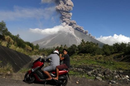 Aldeanos filipinos escapan a un área segura mientras el volcán Mayon entra en erupción.-/ EFE / FRANCIS R MALASIG