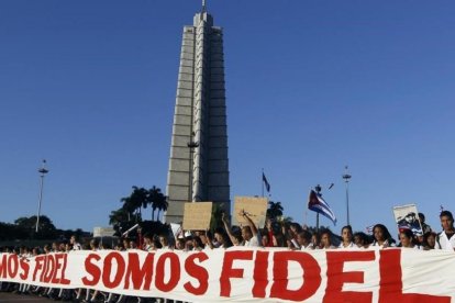 Pancarta en la plaza de la Revolución de la Habana.-EFE / Ernesto Mastrascusa